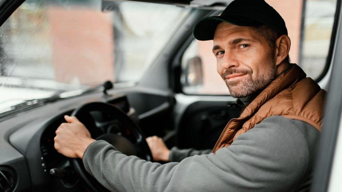 Condições de trabalho de motoristas: As longas jornadas e a pressão por prazos apertados afetam a saúde e a segurança dos motoristas, sendo um tema de preocupação.